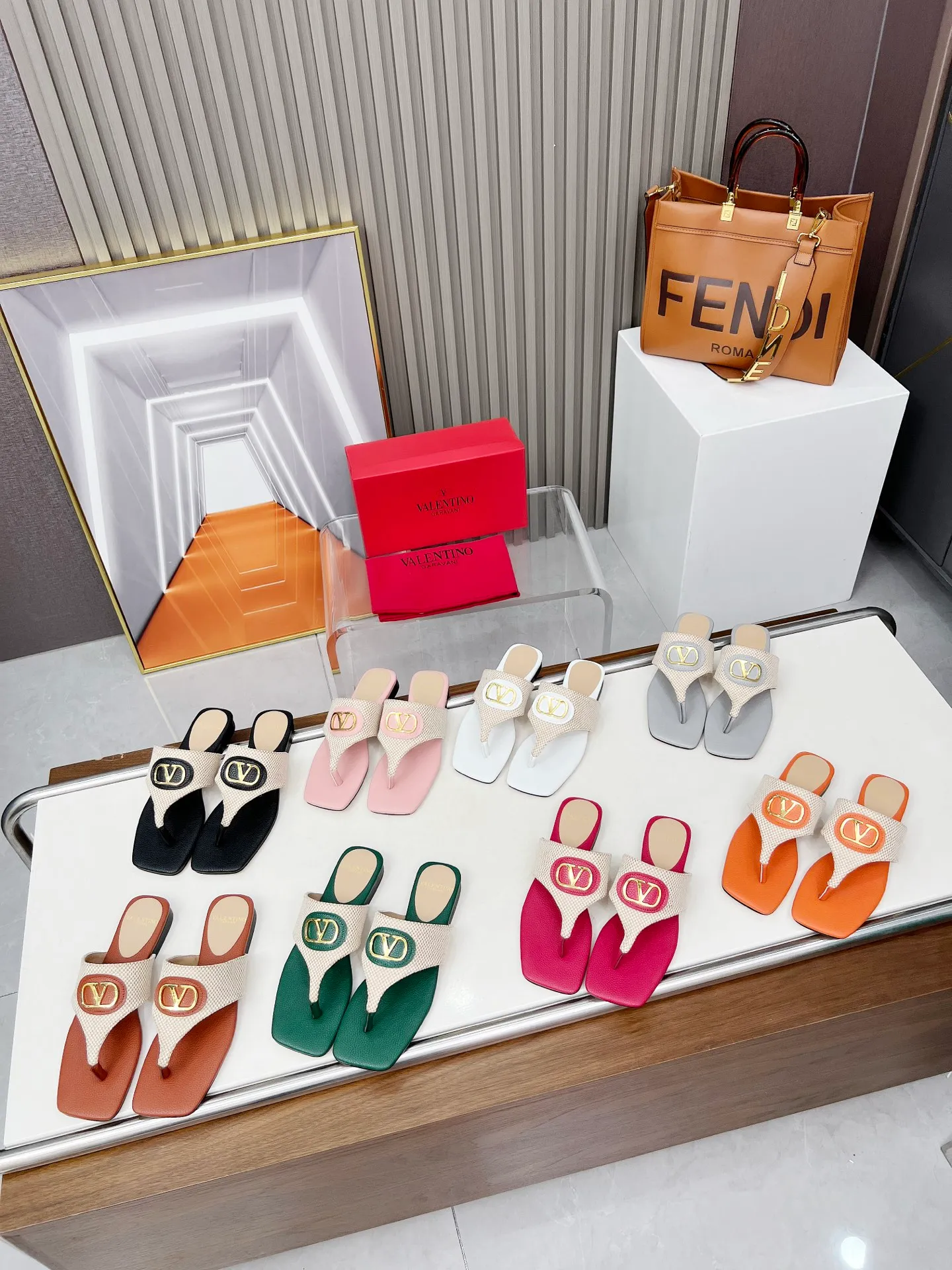 👟👟Ex-factory price 340👟👟 Genuine leather sole +30 Valentino, 25 new spring and summer Valentino color-blocked flat flip flops, sizes 35-43, leather sole +30